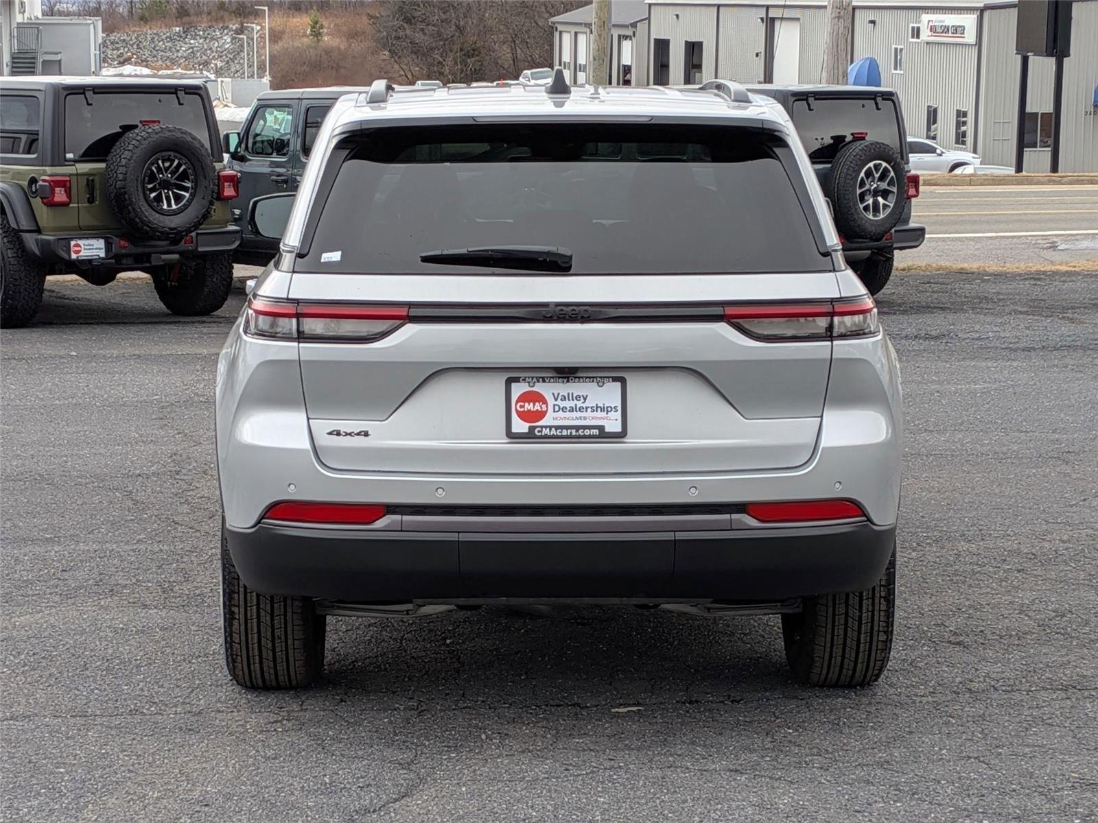 New 2026 Silver Zynith Exterior Paint Jeep Laredo Altitude image 6