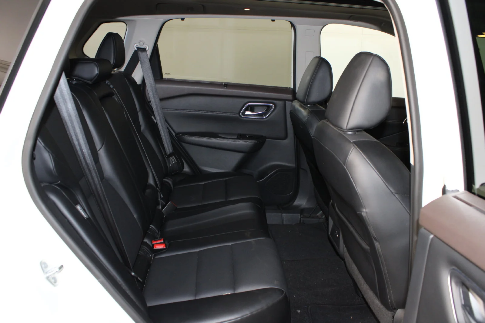 Used 2021 White Nissan SV image 26