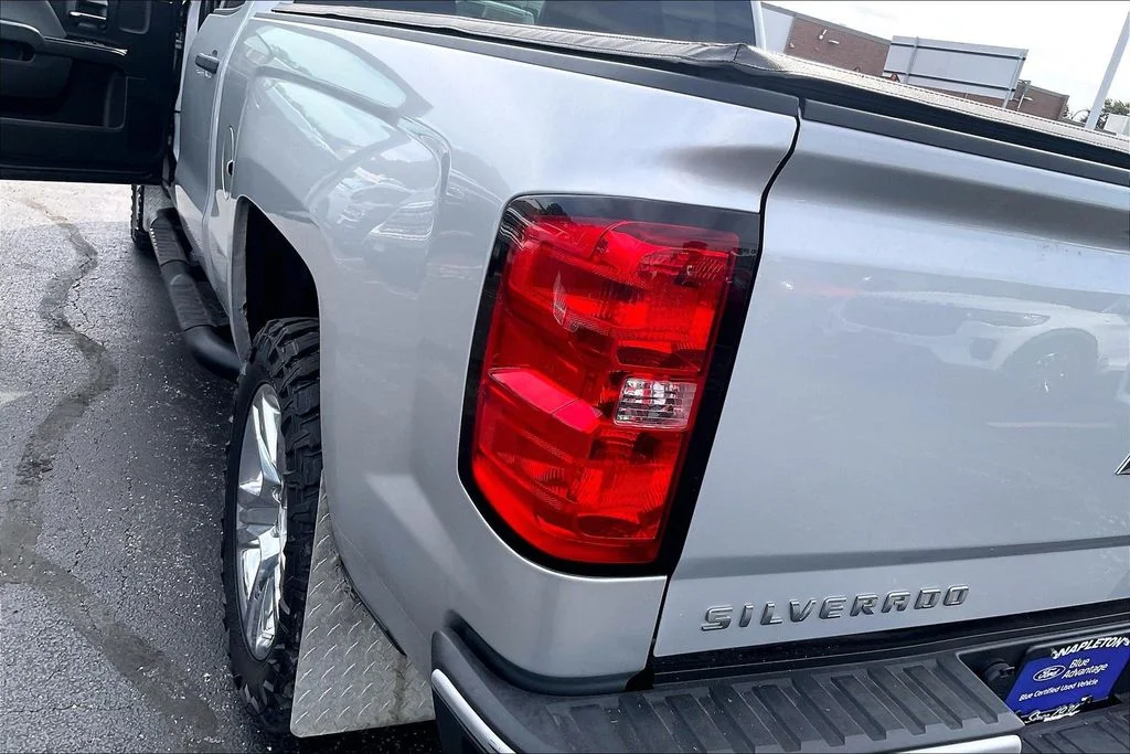 Used 2018 Silver Ice Metallic Chevrolet Custom image 28