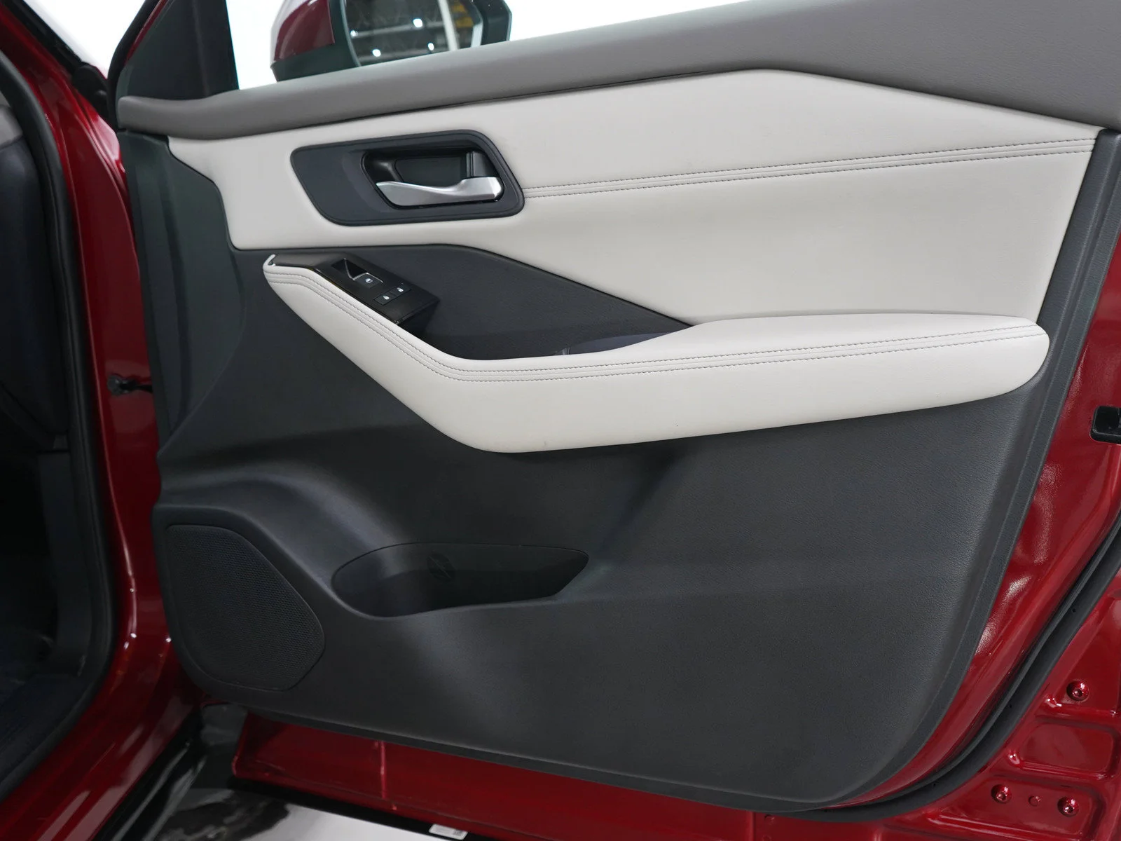 Used 2023 Scarlet Ember Tintcoat Nissan SL image 9