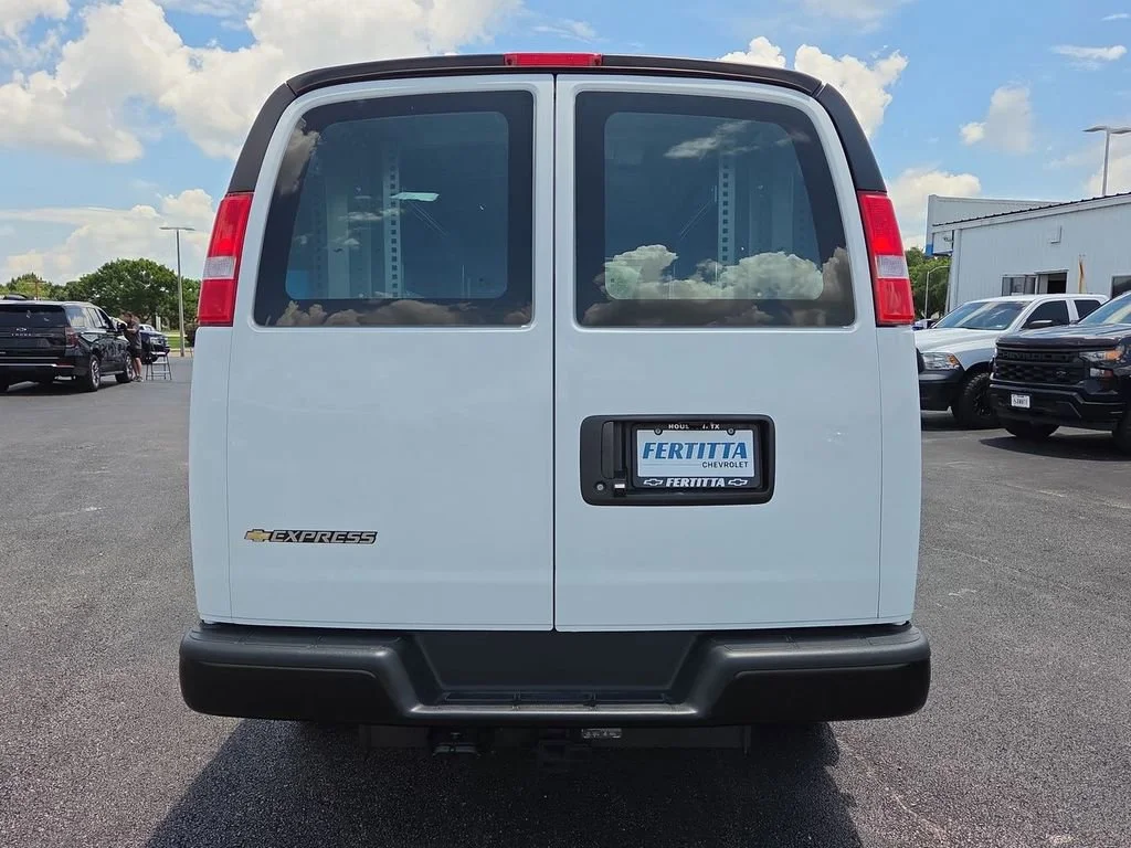 New 2026 Summit White Chevrolet WT image 5