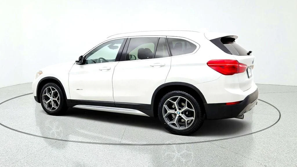 Used 2018 Alpine White BMW xDrive28i Sports Activity Vehicle image 7