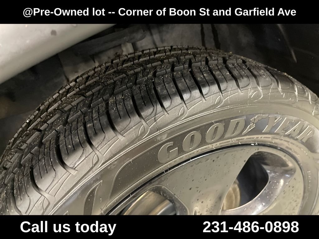 Used 2021 Gray Jeep Latitude image 7