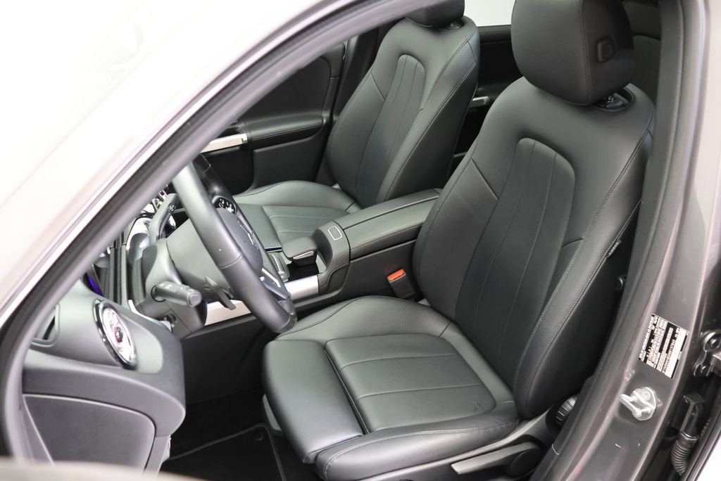 Used 2022 Mountain Gray Metallic Mercedes-Benz GLB 250 image 39