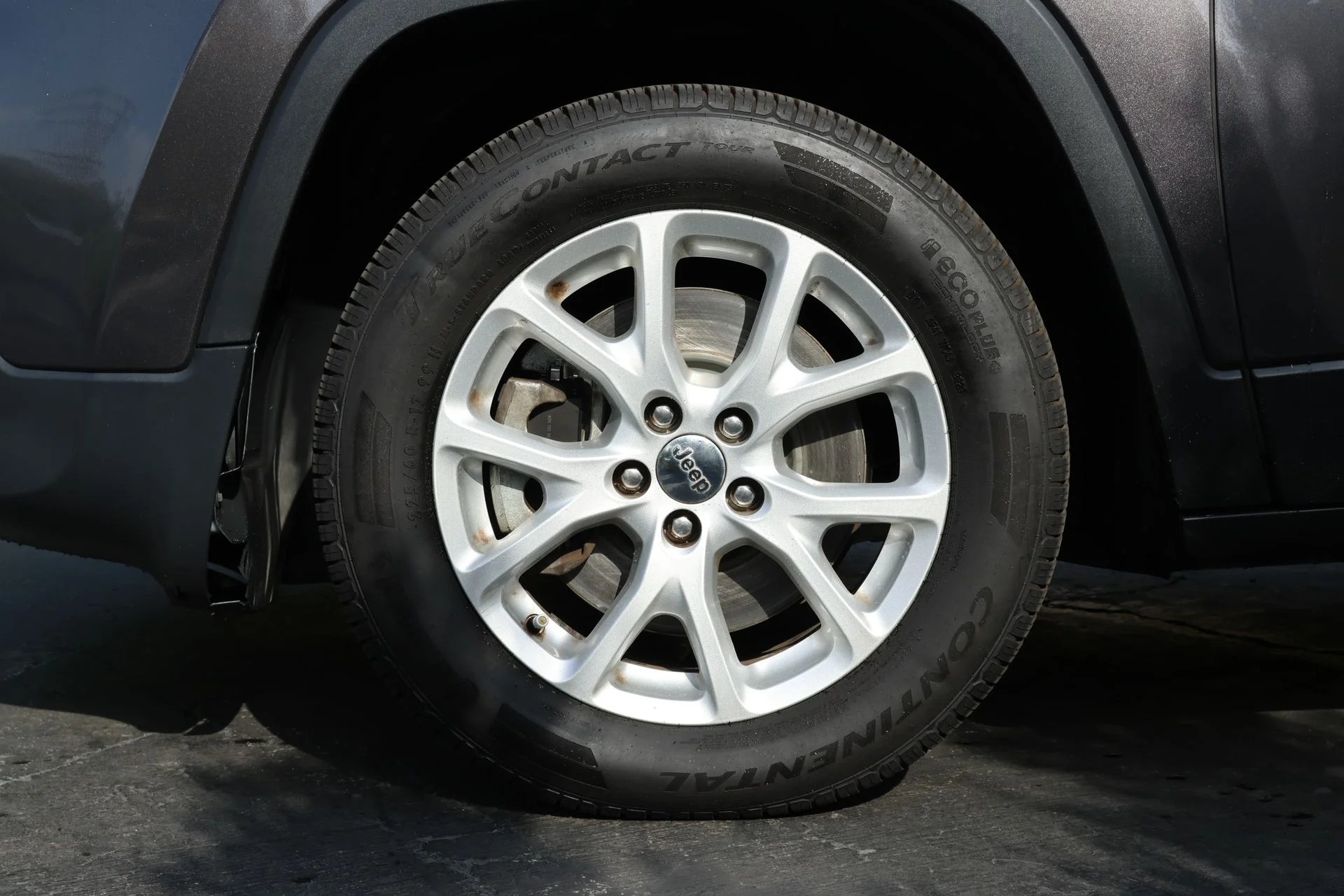 Used 2018 Gray Jeep Latitude Plus image 5