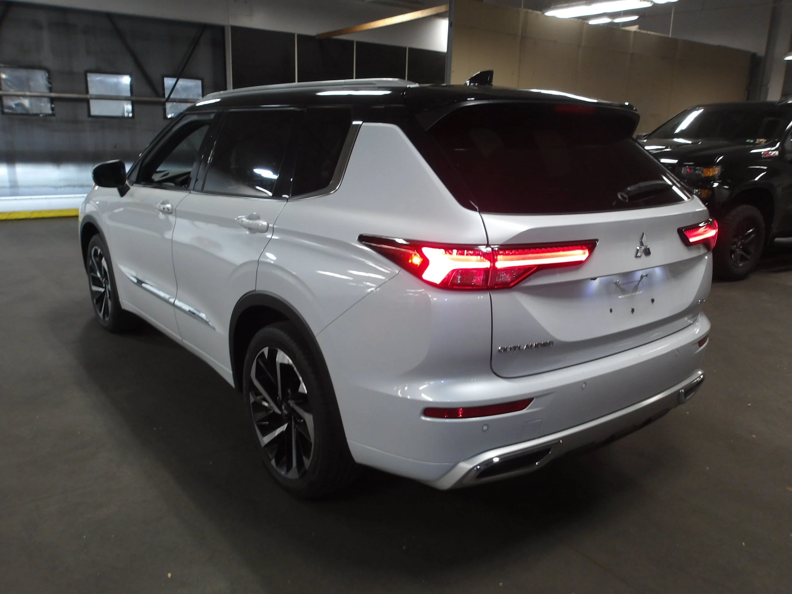 Used 2023 White Mitsubishi  image 3