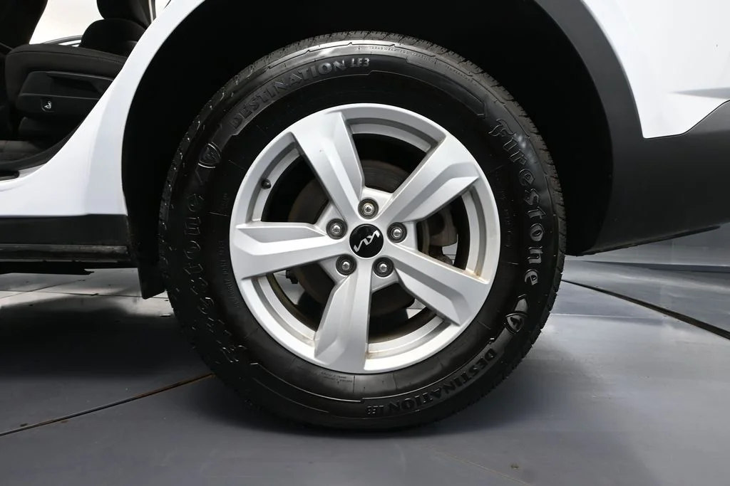 2023 Kia Sorento LX - Photo 11