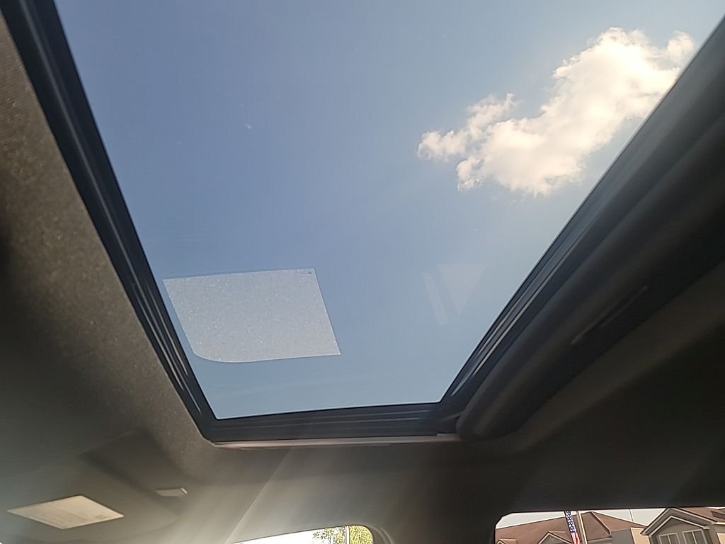 Used 2025 White GMC AT4 image 22