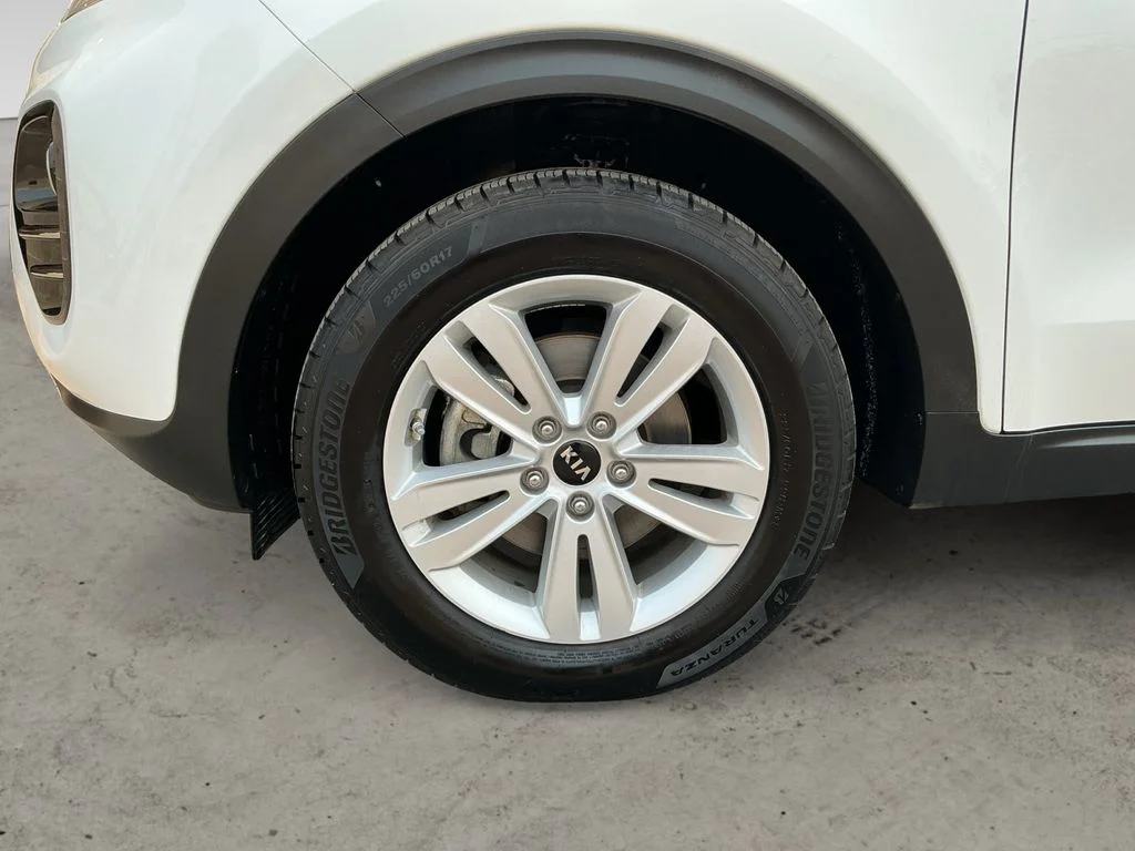 Used 2018 White Kia LX image 9