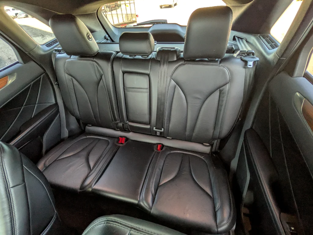 Used 2017 White Platinum Metallic Tri-Coat Lincoln Select image 16