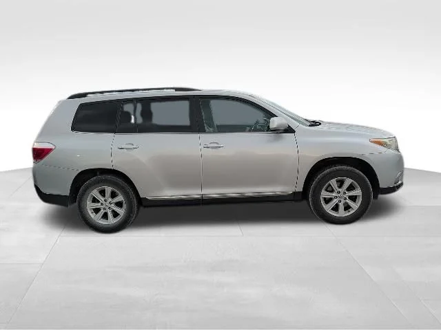 Used 2012 Silver Toyota SE image 3