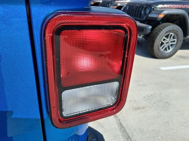 New 2026 Hydro Blue Pearl-Coat Exterior Paint Jeep Sahara image 9