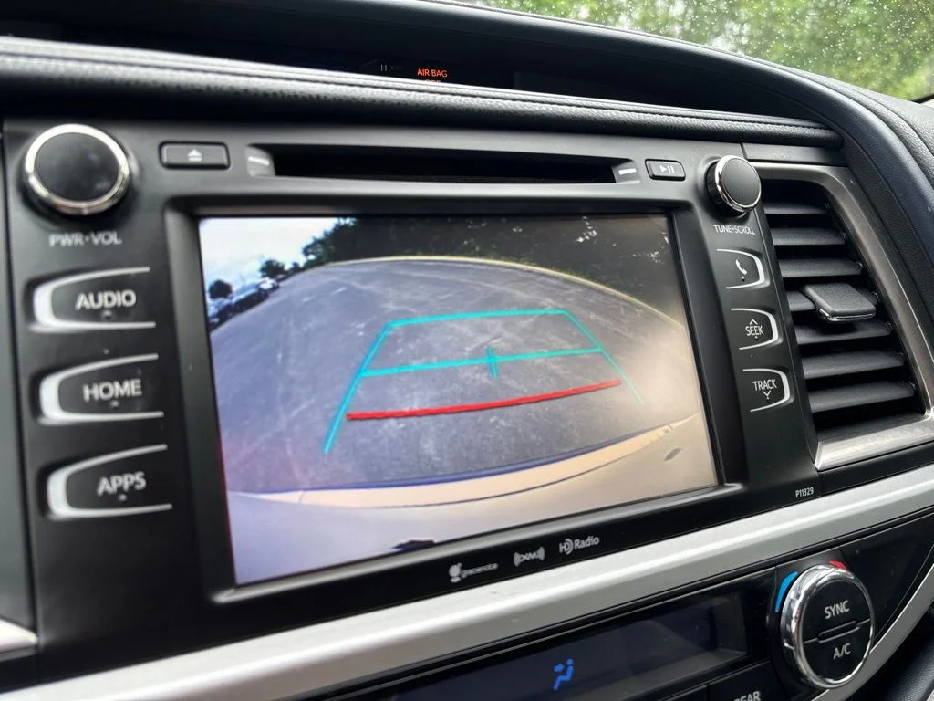 Used 2018 White Toyota LE image 31