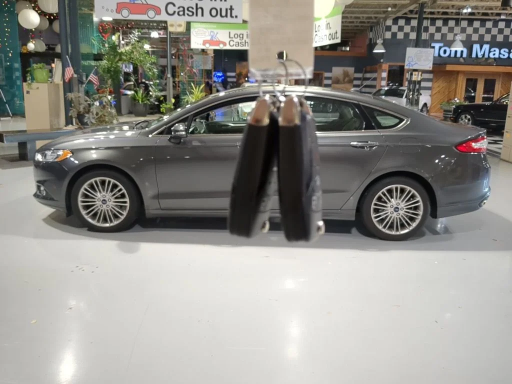 Used 2016 Magnetic Ford SE image 4