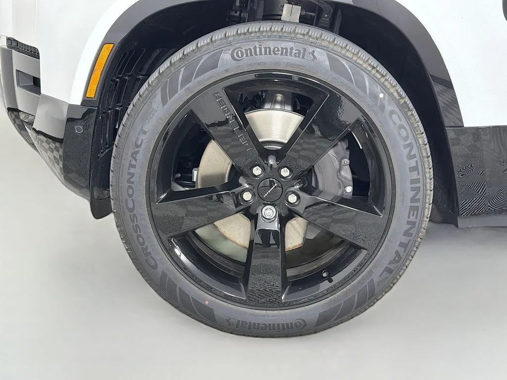 New 2026 Fuji White Land Rover X-Dynamic SE image 33