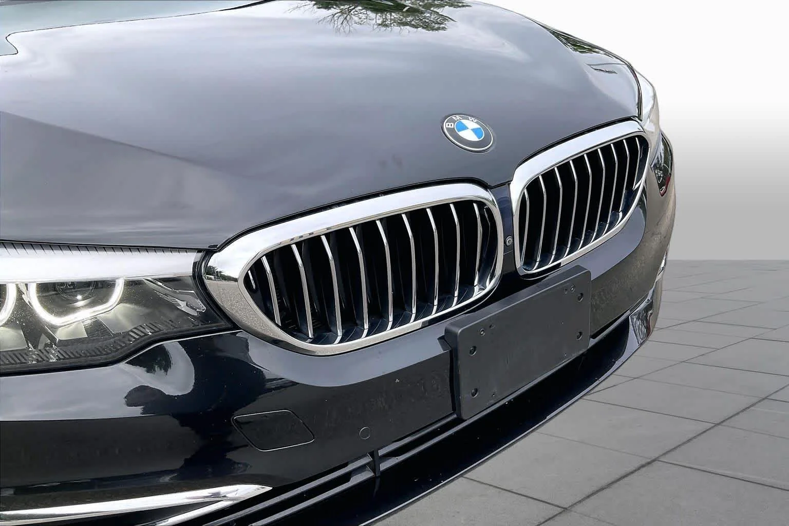 Used 2020 Black Sapphire Metallic BMW 530i xDrive image 31
