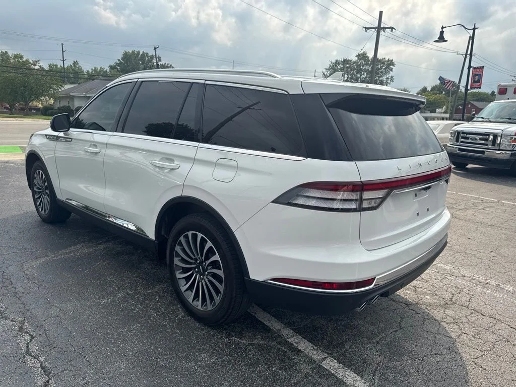 Used 2023 White Metallic Lincoln Standard image 6