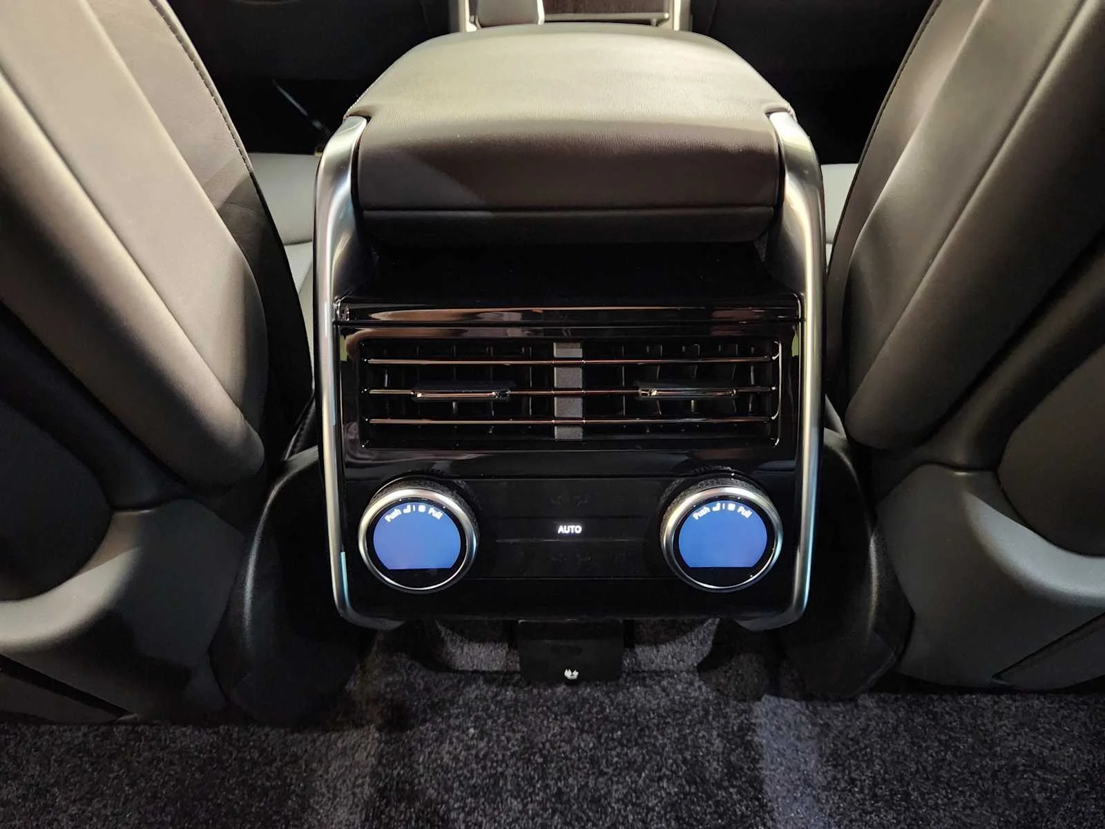 New 2026 Santorini Black Metallic Land Rover SE - P530 LWB 7 Seat image 50