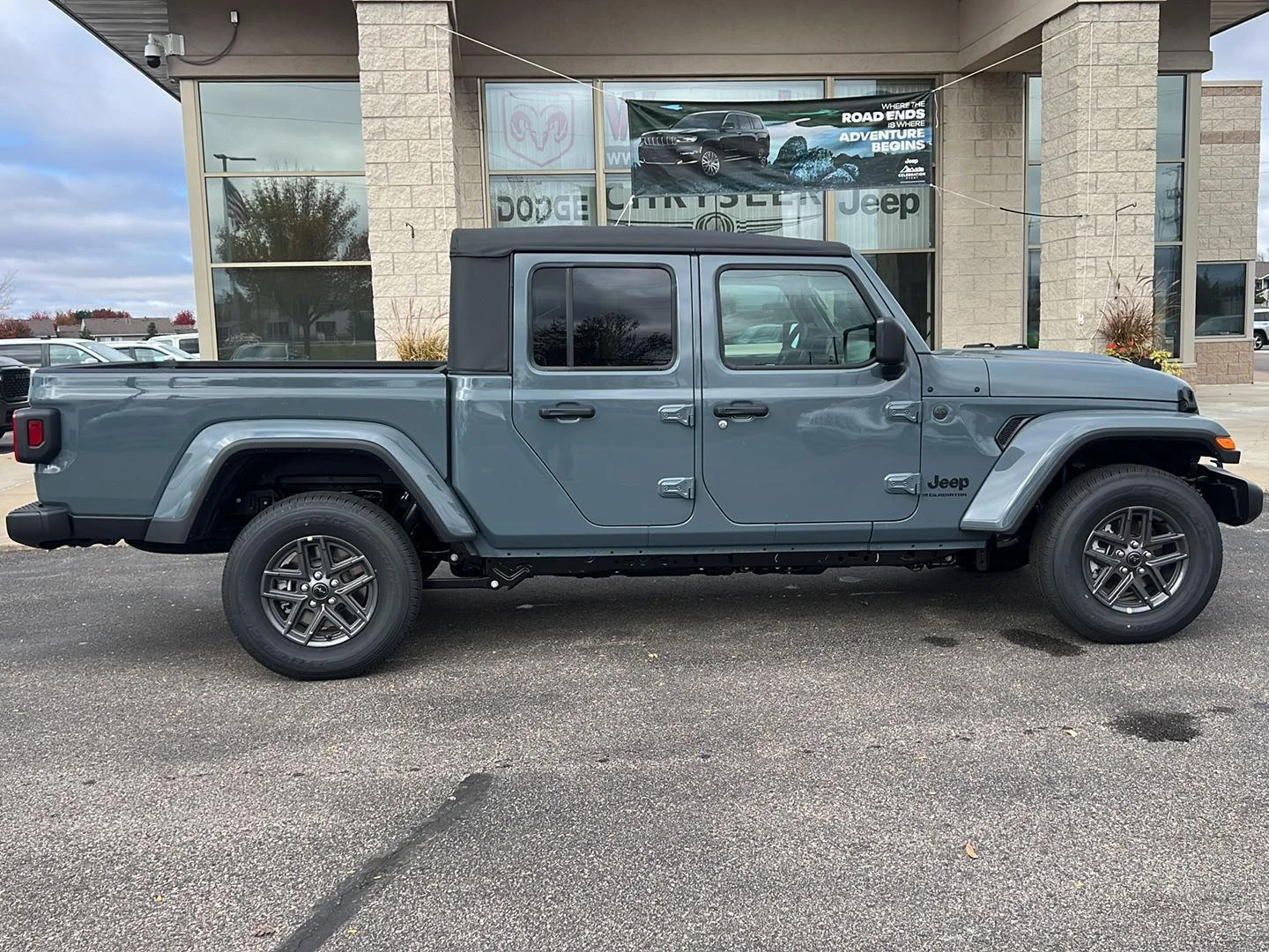 New 2025 Anvil Clear-Coat Exterior Paint Jeep Sport S image 9