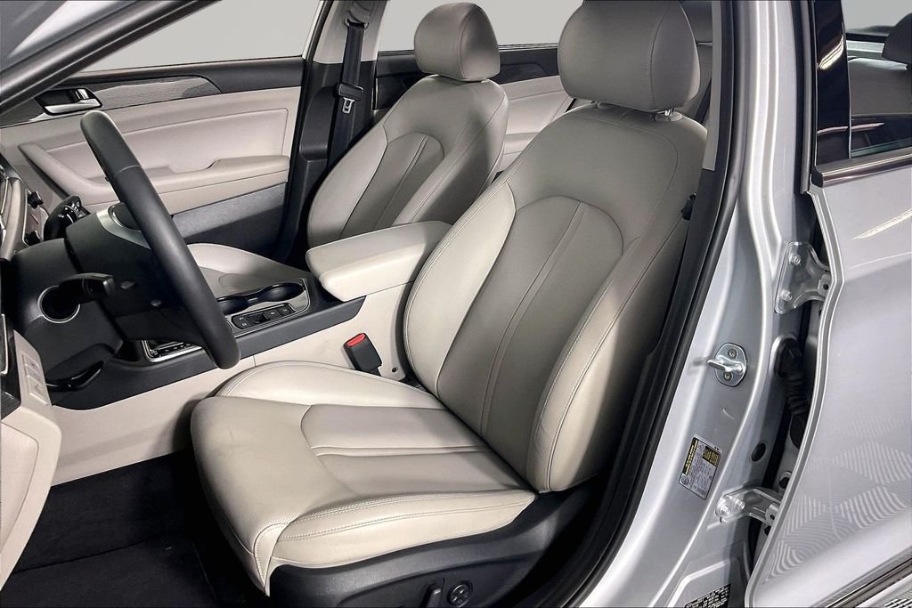 Used 2019 Silver Hyundai Limited image 19