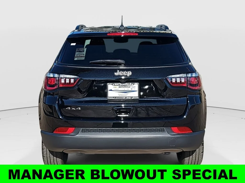 New 2026 Diamond Black Crystal Pearl-Coat Exterior Paint Jeep Latitude image 4