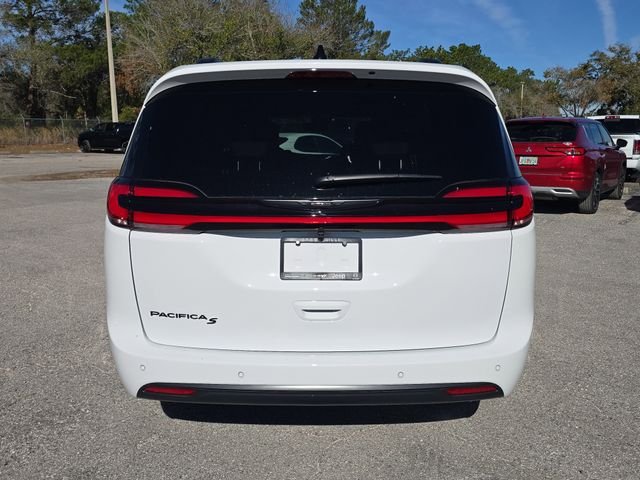 New 2026 Bright White Clear-Coat Exterior Paint Chrysler Select image 5