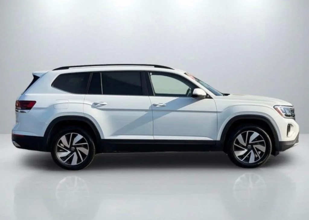 Used 2025 White Volkswagen 2.0T SE w/Technology image 8