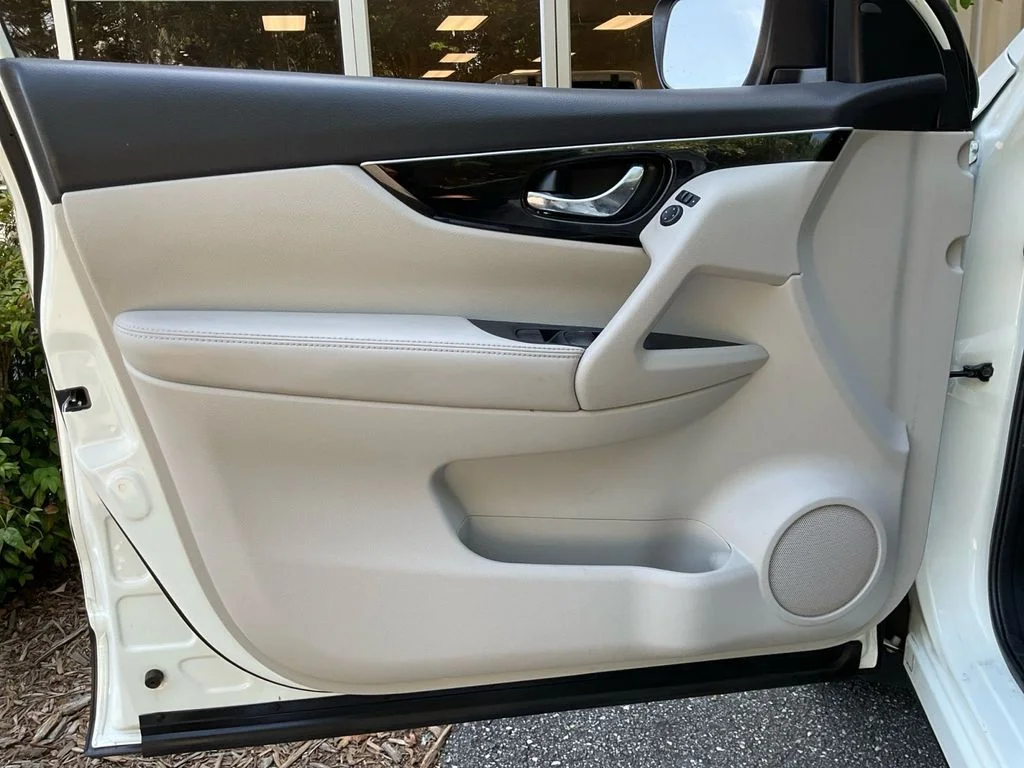 Used 2017 White Nissan SL image 33