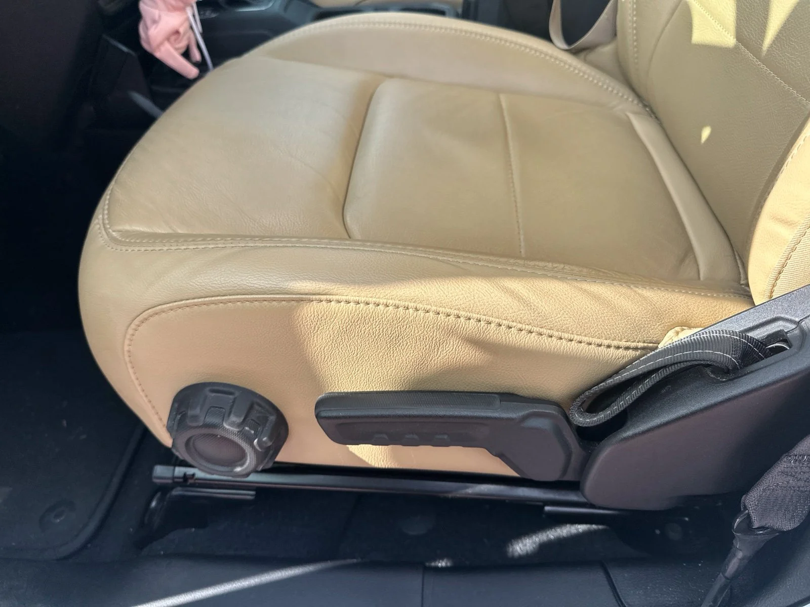 Used 2019 White Jeep Unlimited Sahara image 12