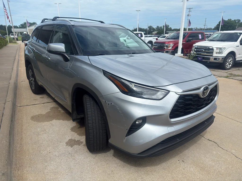 Used 2022 Celestial Silver Metallic Toyota XLE image 4