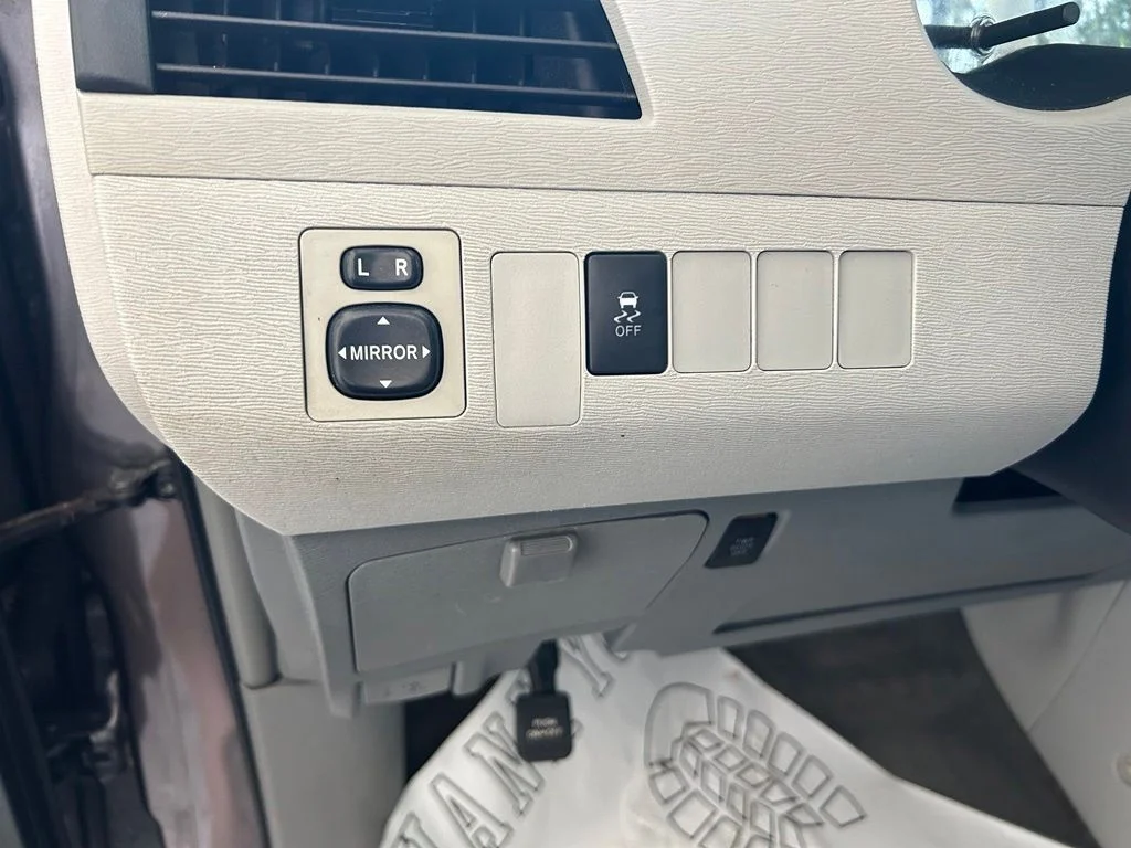Used 2014 Gray Toyota LE image 38