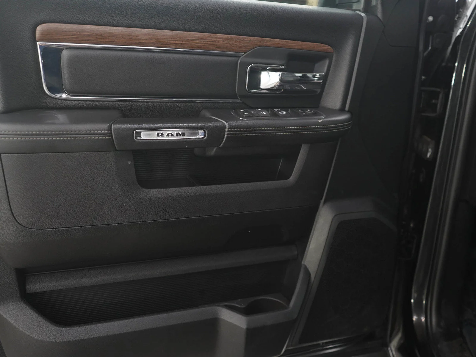 Used 2017 Brilliant Black Crystal Pearlcoat Ram Laramie image 17