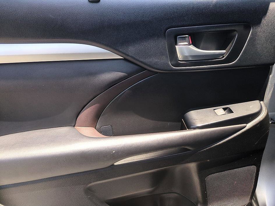 Used 2019 CELESTIAL SILVER METALLIC Toyota SE image 27