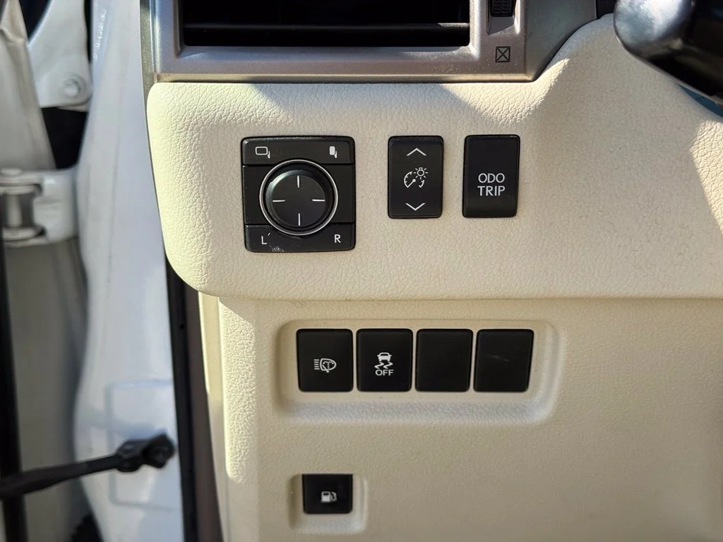 Used 2015 White Lexus 460 image 18