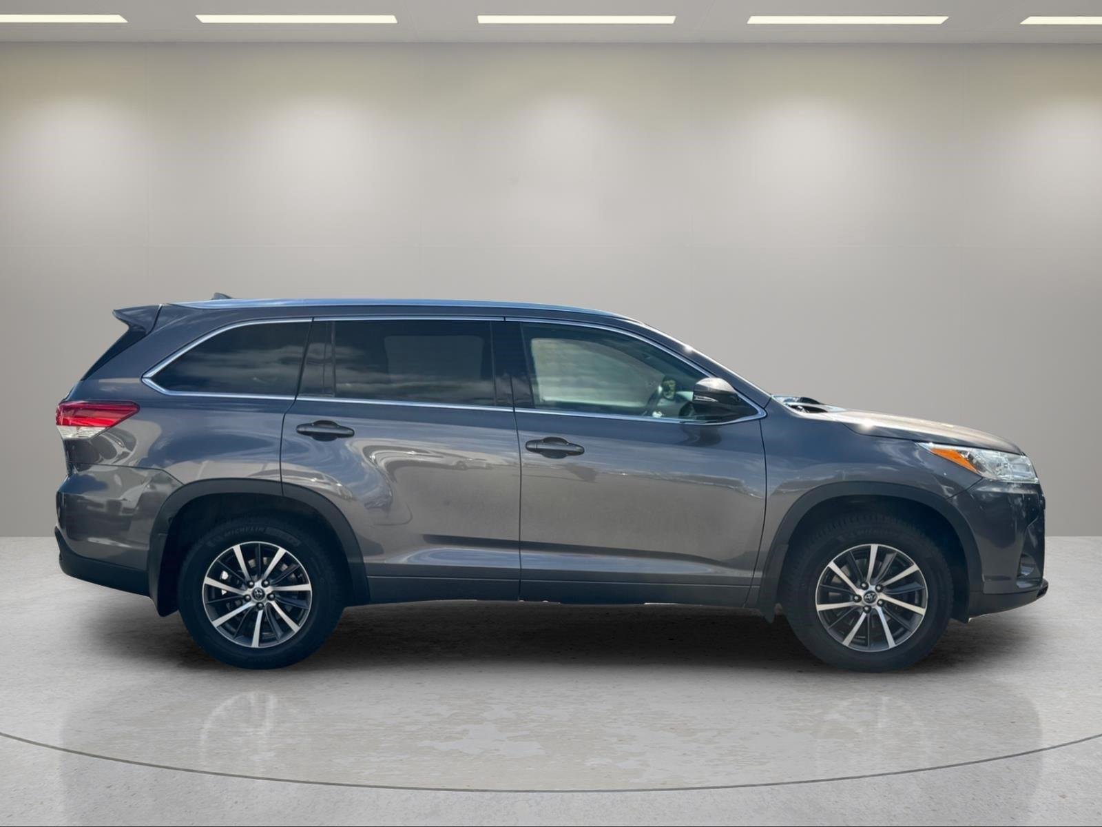Used 2018 Predawn Gray Mica Toyota XLE image 6