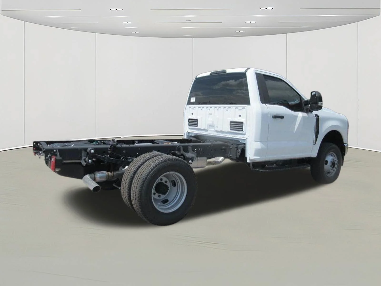 2024 Ford F-350 Super Duty Chassis Cab XL - Photo 6