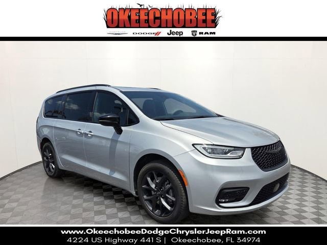 2024 Chrysler Pacifica Limited AWD's photo