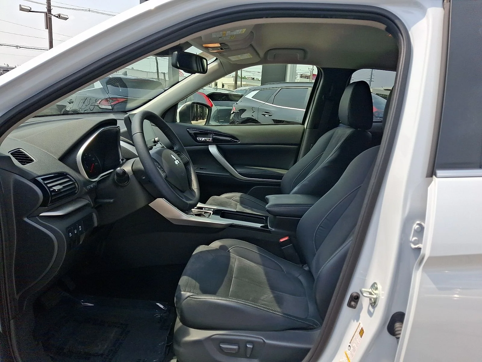 Used 2023 White Mitsubishi SE image 13