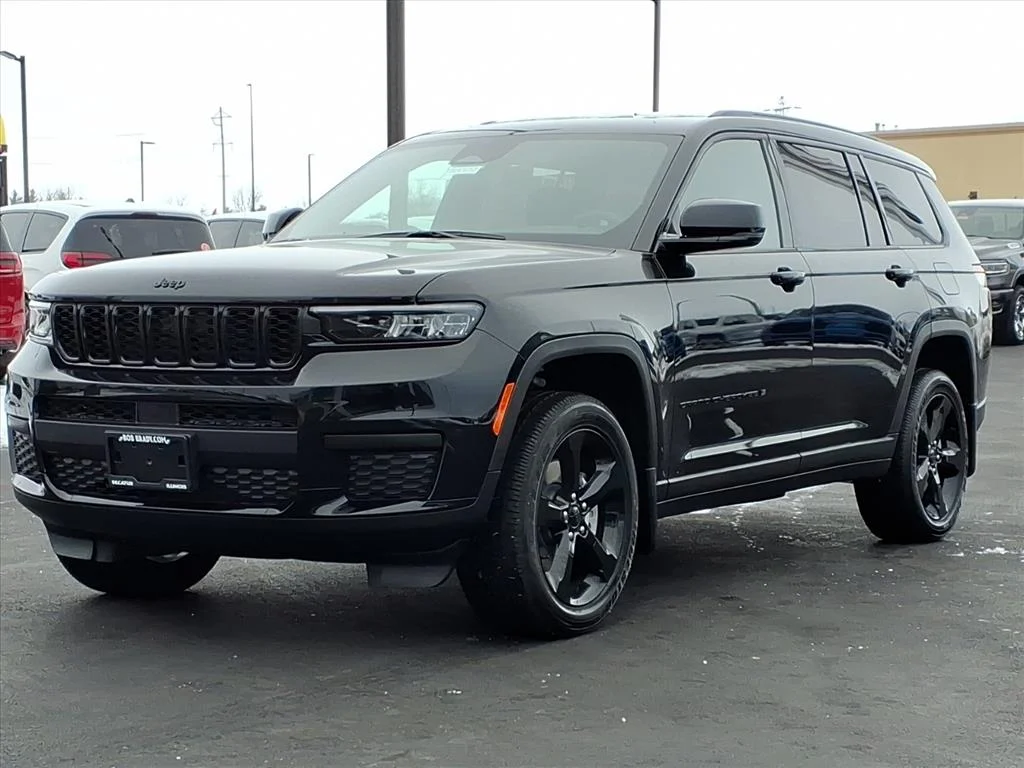 New 2025 Diamond Black Crystal Pearl-Coat Exterior Paint Jeep Altitude X image 14