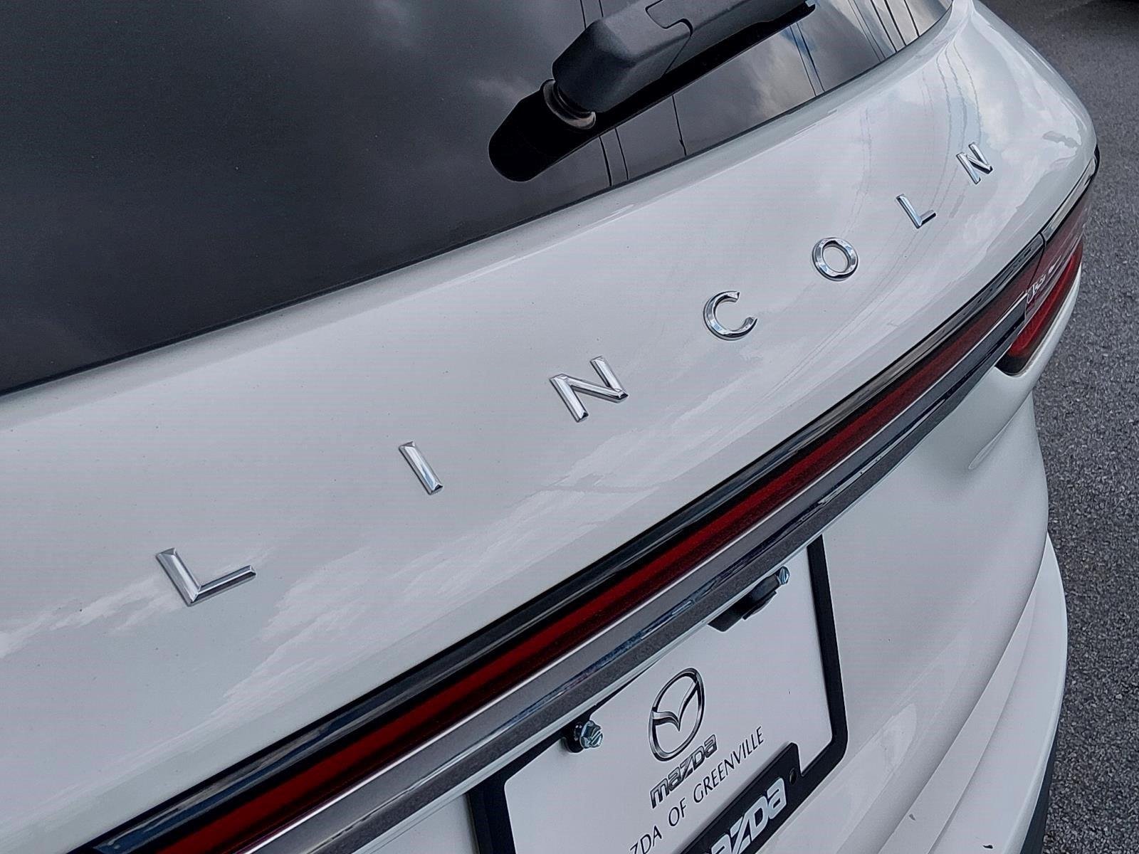Used 2022 Pristine White Metallic Tri-Coat Lincoln Standard image 23