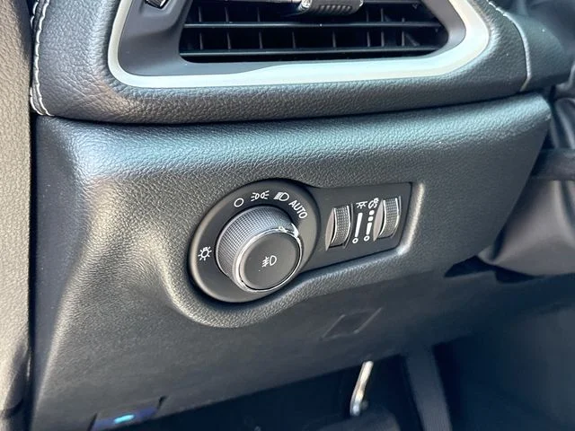 2026 Chrysler Pacifica Select - Photo 11