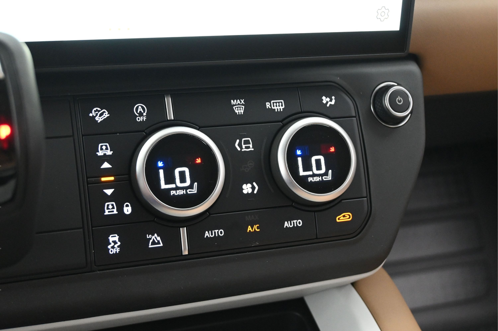 New 2026 White Land Rover X-Dynamic SE image 11