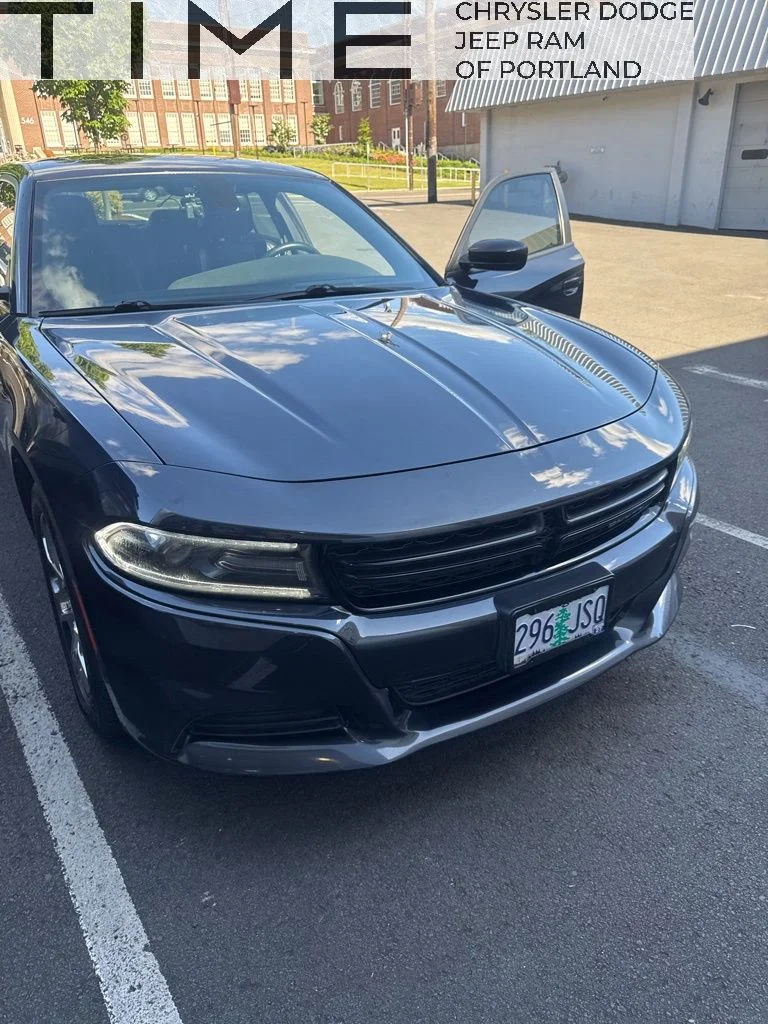 Used 2016 Gray Dodge SXT image 1