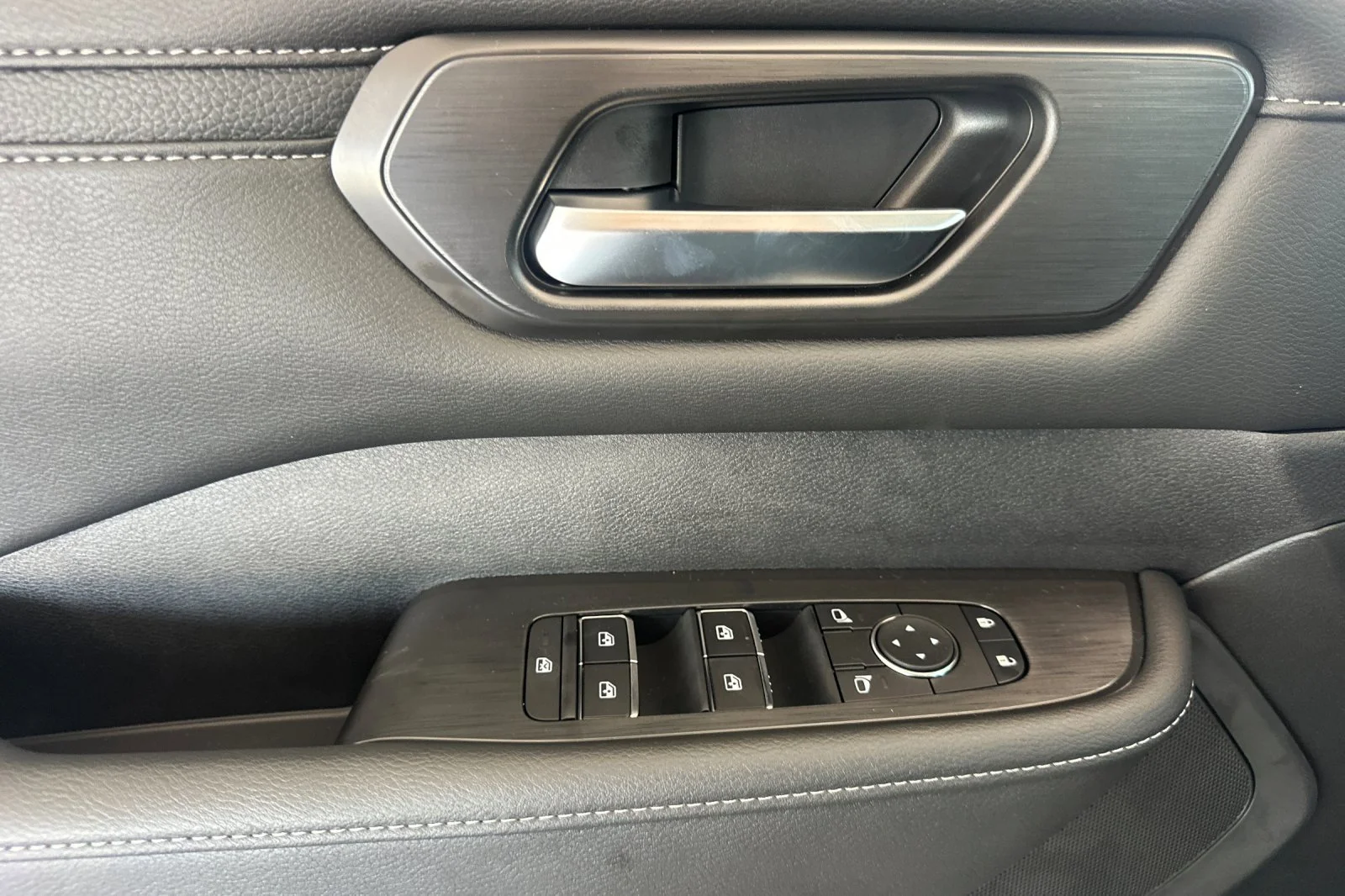 2026 Nissan Armada SV - Photo 11
