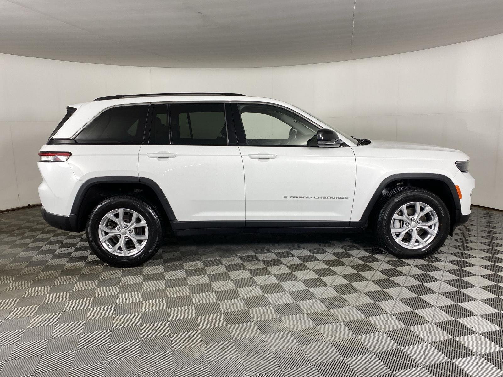 Used 2023 Bright White Clearcoat Jeep Limited image 8