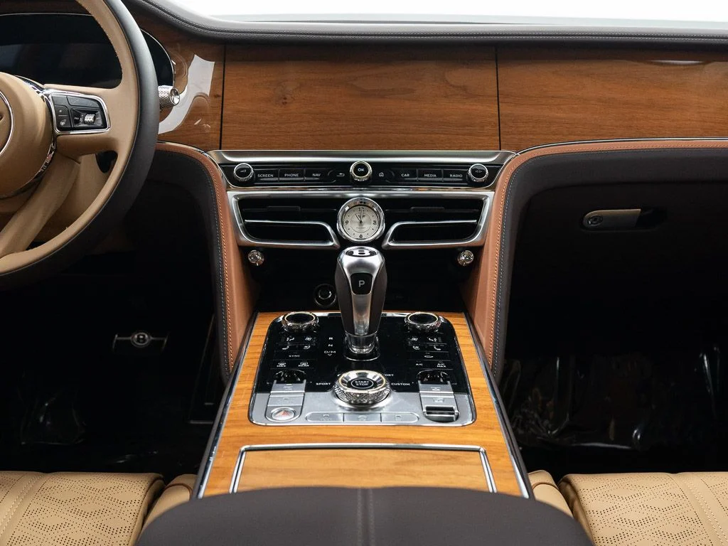 Used 2025 White Sand - by Mulliner Bentley Mulliner image 32