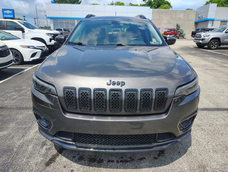 Used 2019 Gray Jeep Latitude Plus image 2