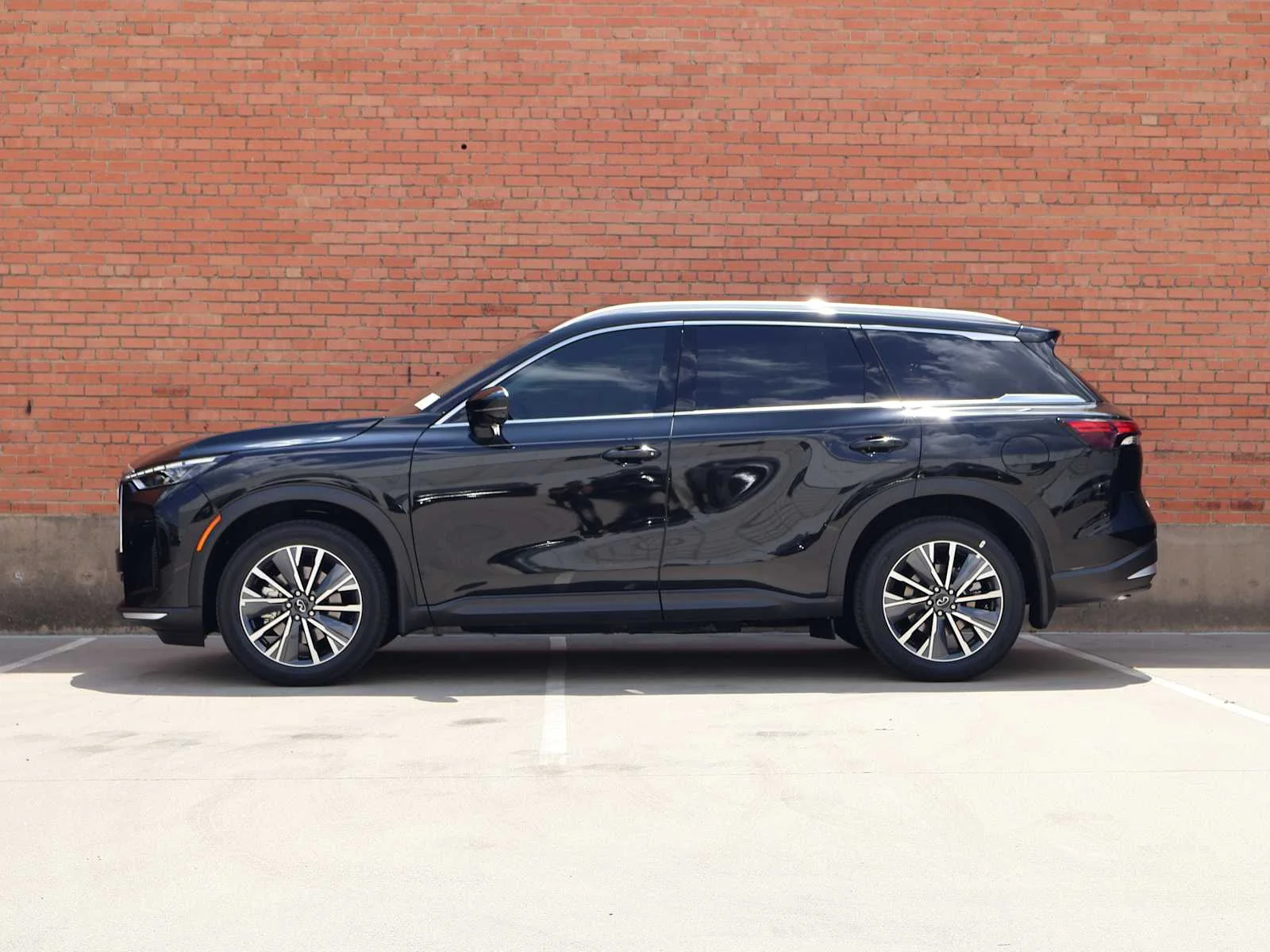 New 2027 MINERAL BLACK INFINITI Luxe FWD image 4