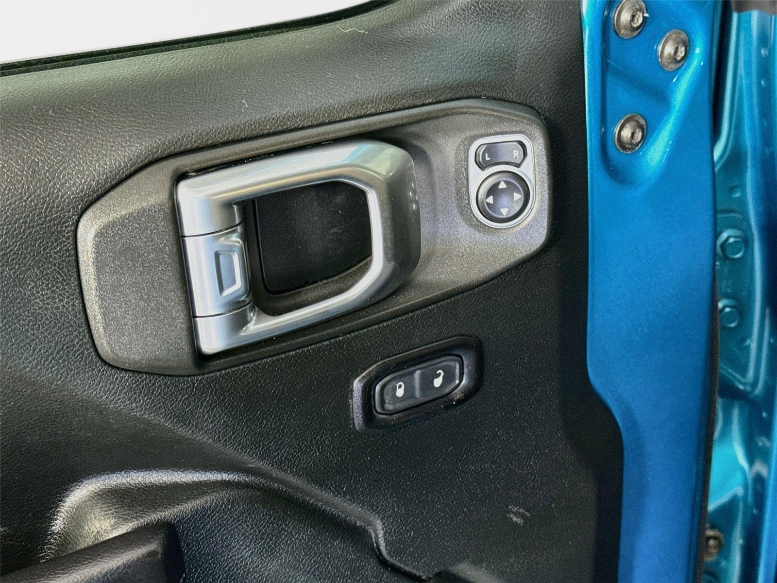 Used 2020 Bikini Pearlcoat Jeep Sport S image 18