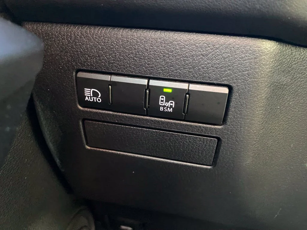 Used 2019 Silver Lexus 300h image 28